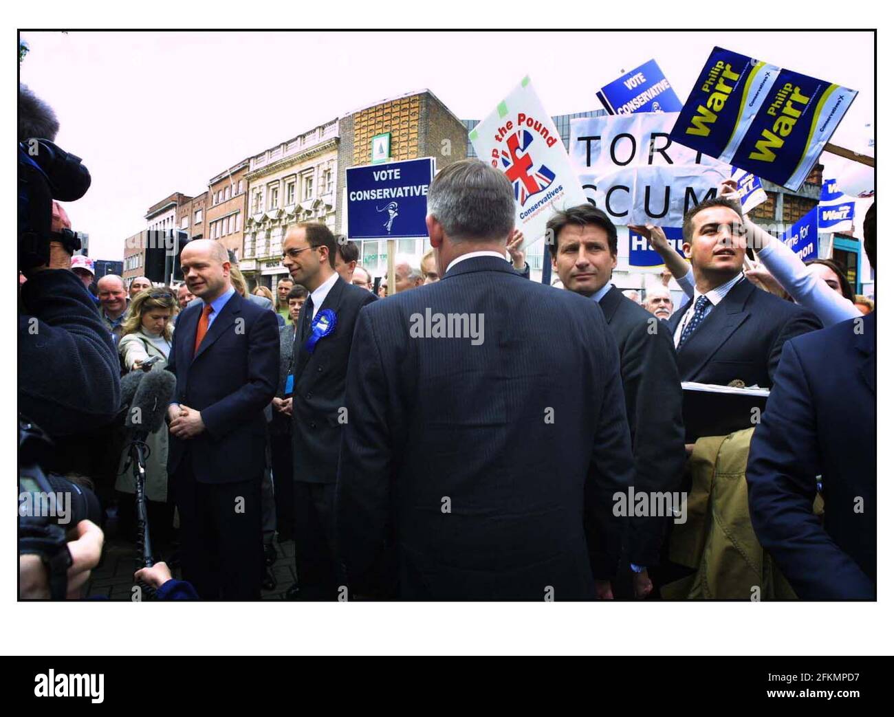 William Hague auf seinem Rundgang in Portsmouth heute Mai 2001 SebCoe und andere versuchen, eine TORY zu beschirmen ABSCHAUM-Schild aus Den Haag Stockfoto