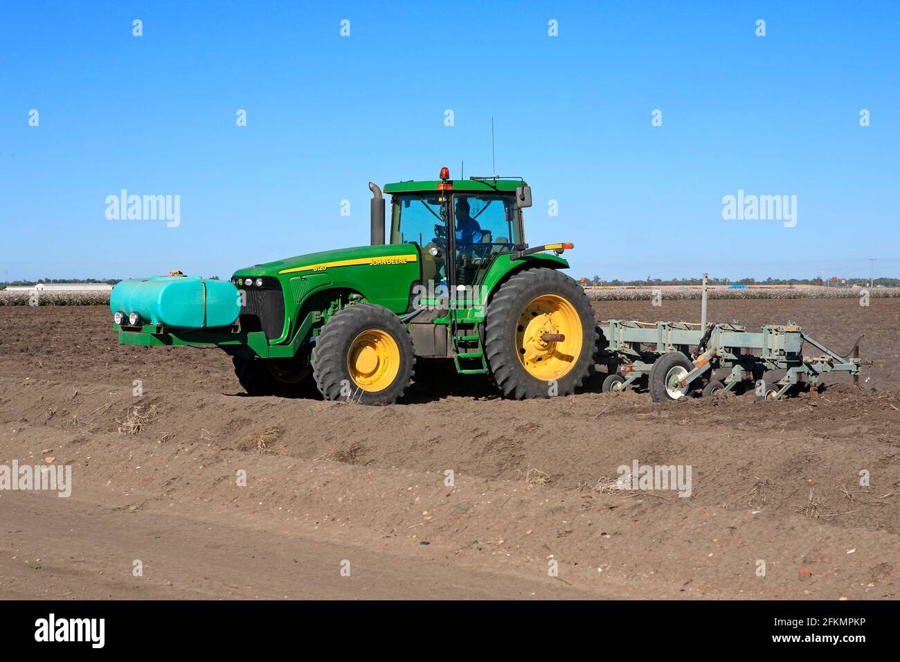 John Deere 8120 Traktor pflügt ein Baumwollfeld in der Nähe von Narrabri, NSW, Australien. An der Vorderseite des Traktors befindet sich ein Flüssigdüngertank. Stockfoto