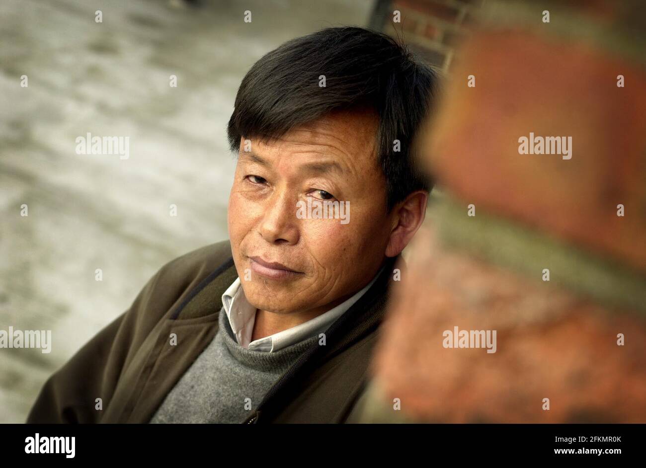 TIBETISCHER MENSCHENRECHTSMONITOR UND EHEMALIGER POLITISCHER GEFANGENER GEDUN RINCHEN, DER IM MAI 1993 VERHAFTET WURDE, NACHDEM ER VON DER EUROPÄISCHEN KOMMISSION EINEN BRIEF ÜBER MENSCHENRECHTSVERLETZUNGEN FÜR EINE DELEGATION VERFASST HATTE, DIE TIBET BESUCHT HATTE. Stockfoto