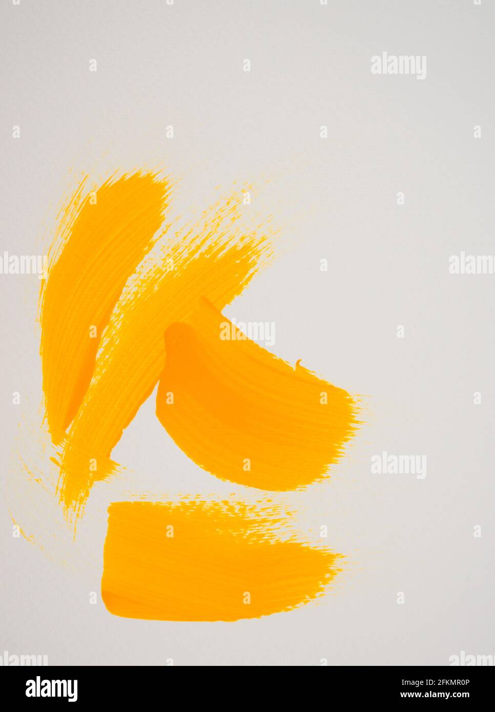 Handgemacht, handbemalt von gelben Acryl-Pinselstrichen auf weißem Hintergrund. Fließende Kunsttextur auf Leinwand. Vertikaler Bildstil. Stockfoto