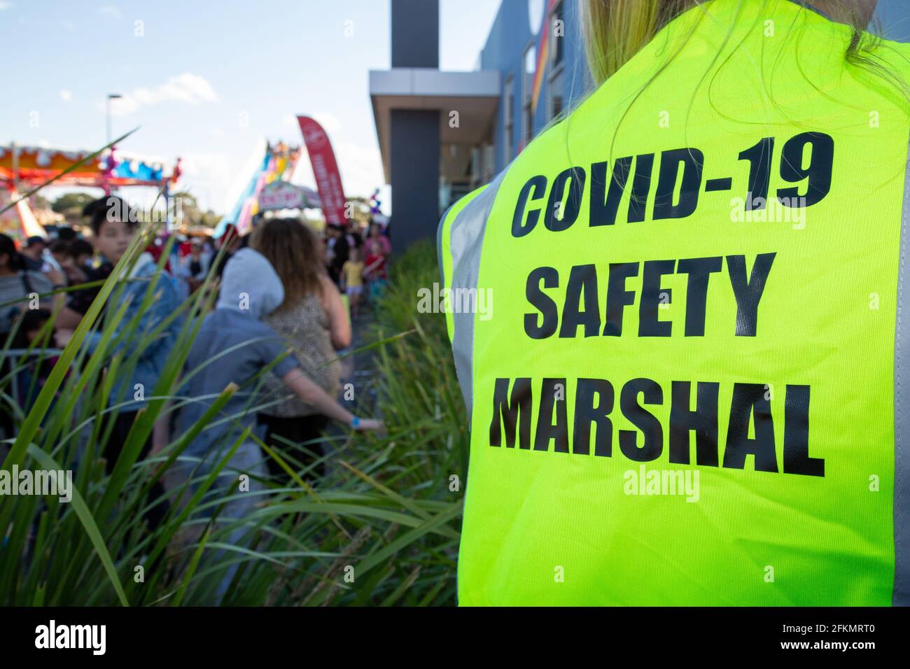 COVID 19 Sicherheitsmarschall bei einer öffentlichen Veranstaltung in Melbourne Australien Stockfoto