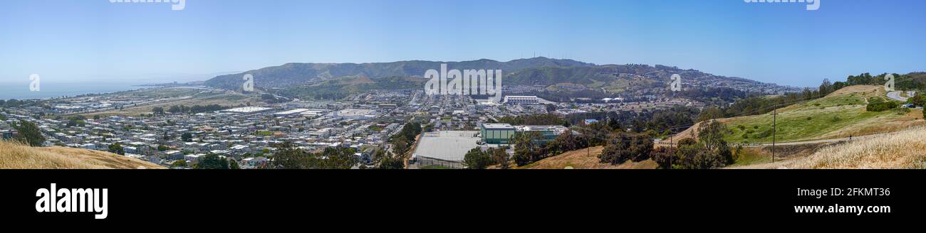 Panoramablick auf den Berg San Bruno und die Grafschaft san mateo Aufgenommen aus dem John McLaren Park an einem klaren, sonnigen Tag Stockfoto