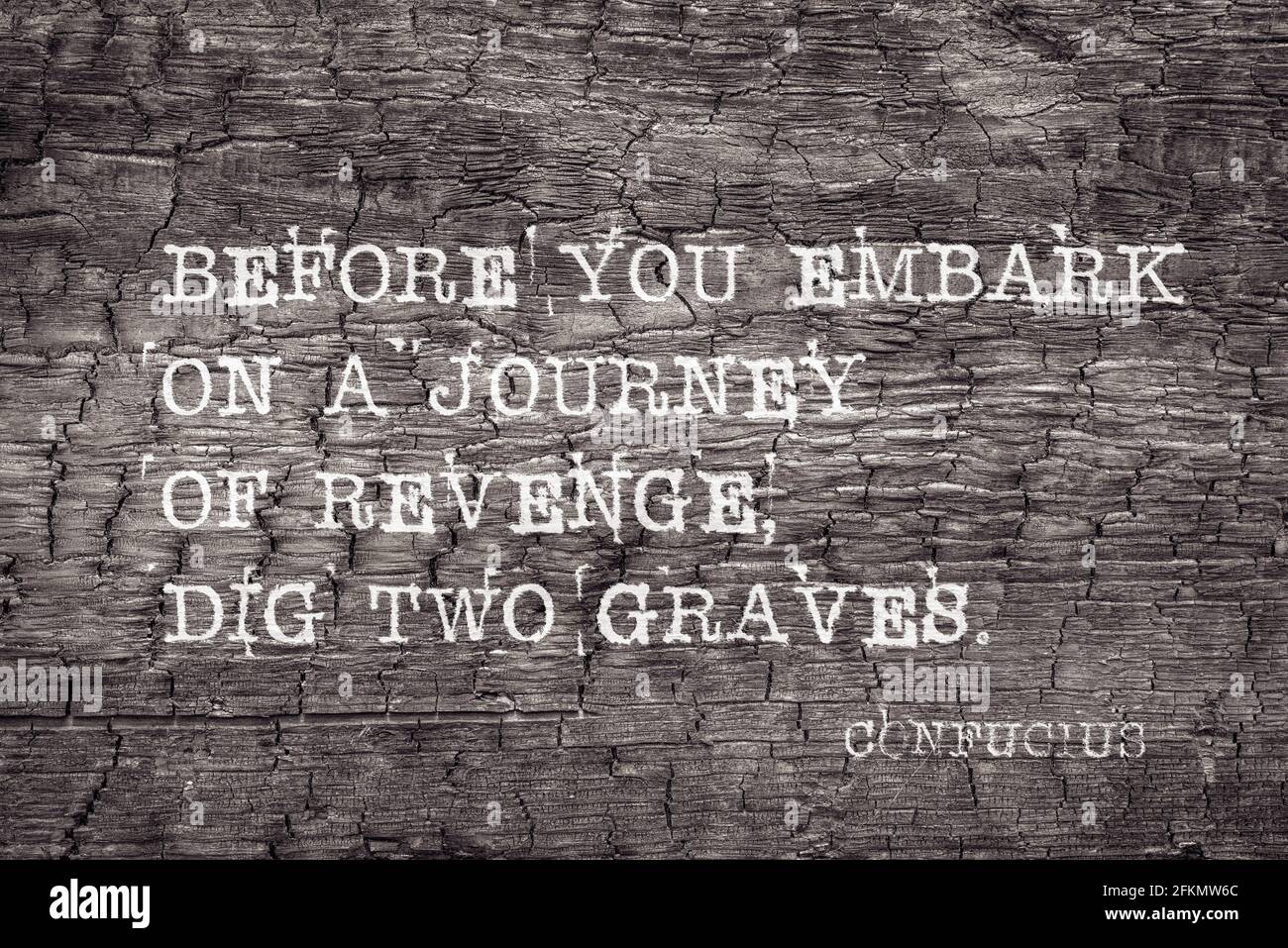 Bevor Sie sich auf eine Reise der Rache begeben, graben Sie zwei Gräber - ein altes Zitat des chinesischen Philosophen Konfuzius, das auf verbranntem Holzbrett gedruckt ist Stockfoto