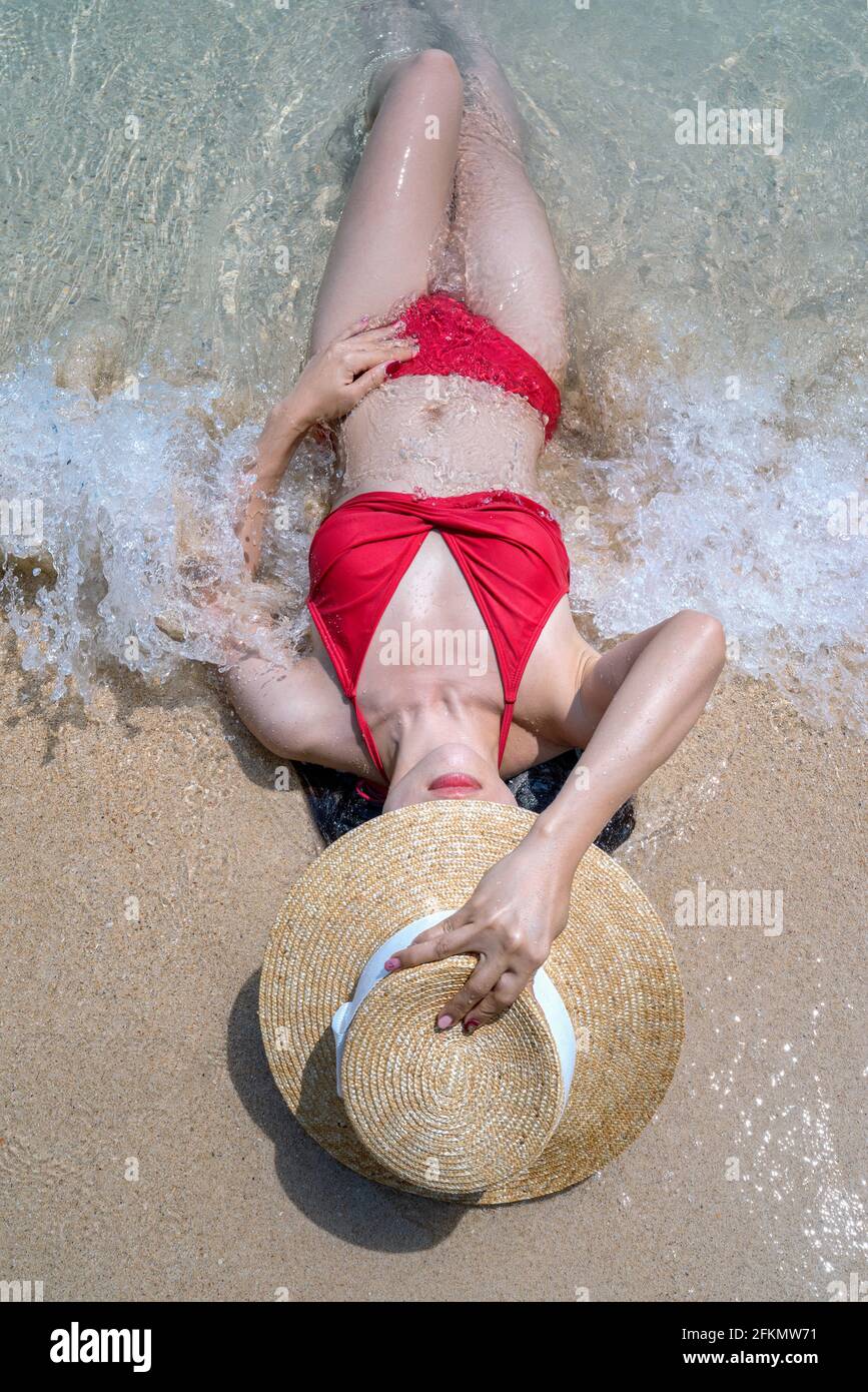 Frau im Bikini, die am Strand relaxt, Railay in Thailand. Stockfoto
