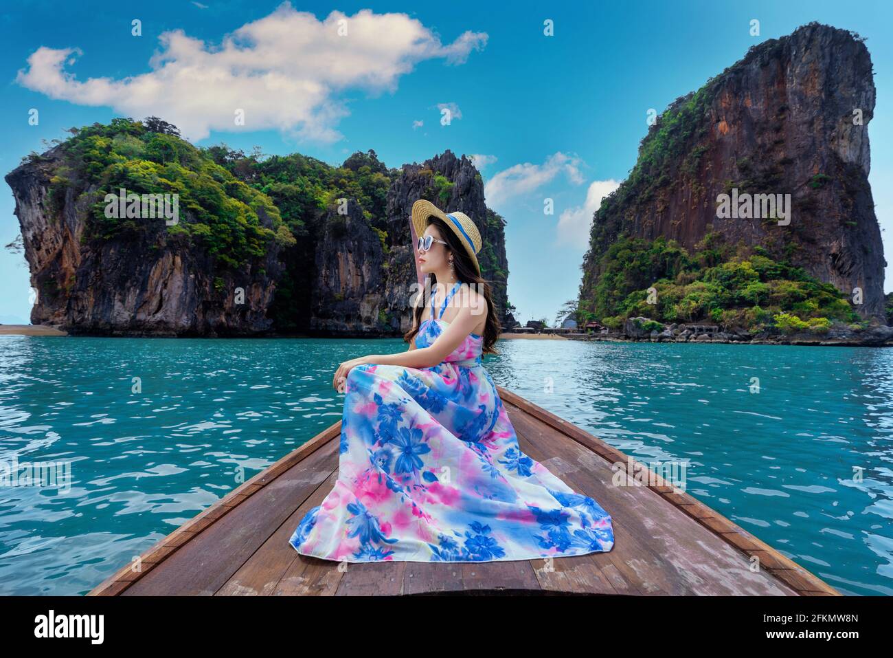 Schönes Mädchen, das auf dem Boot auf der James Bond Insel in Phang nga, Thailand, sitzt. Stockfoto