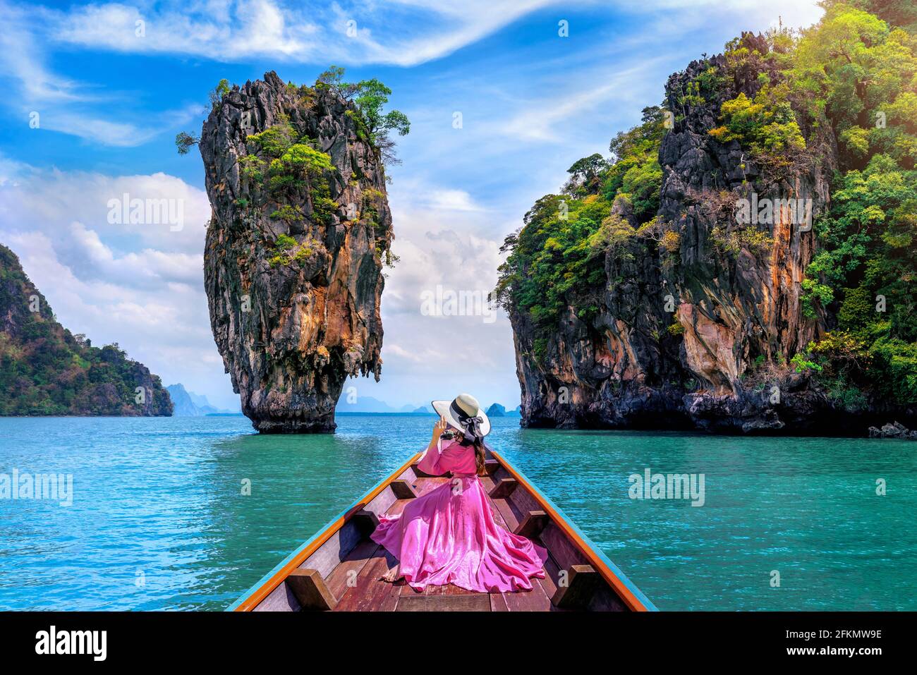 Schönes Mädchen, das auf dem Boot sitzt und auf die James Bond Insel in Phang nga, Thailand schaut. Stockfoto
