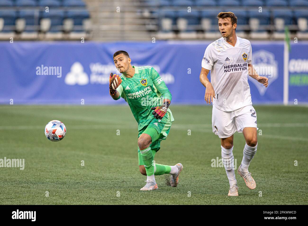 LA Galaxy-Torwart Jonathan Bond (1), der am Dienstag im Lumen Field den Ball in der zweiten Hälfte eines MLS-Spiels gegen die Seattle Sounders übergab Stockfoto