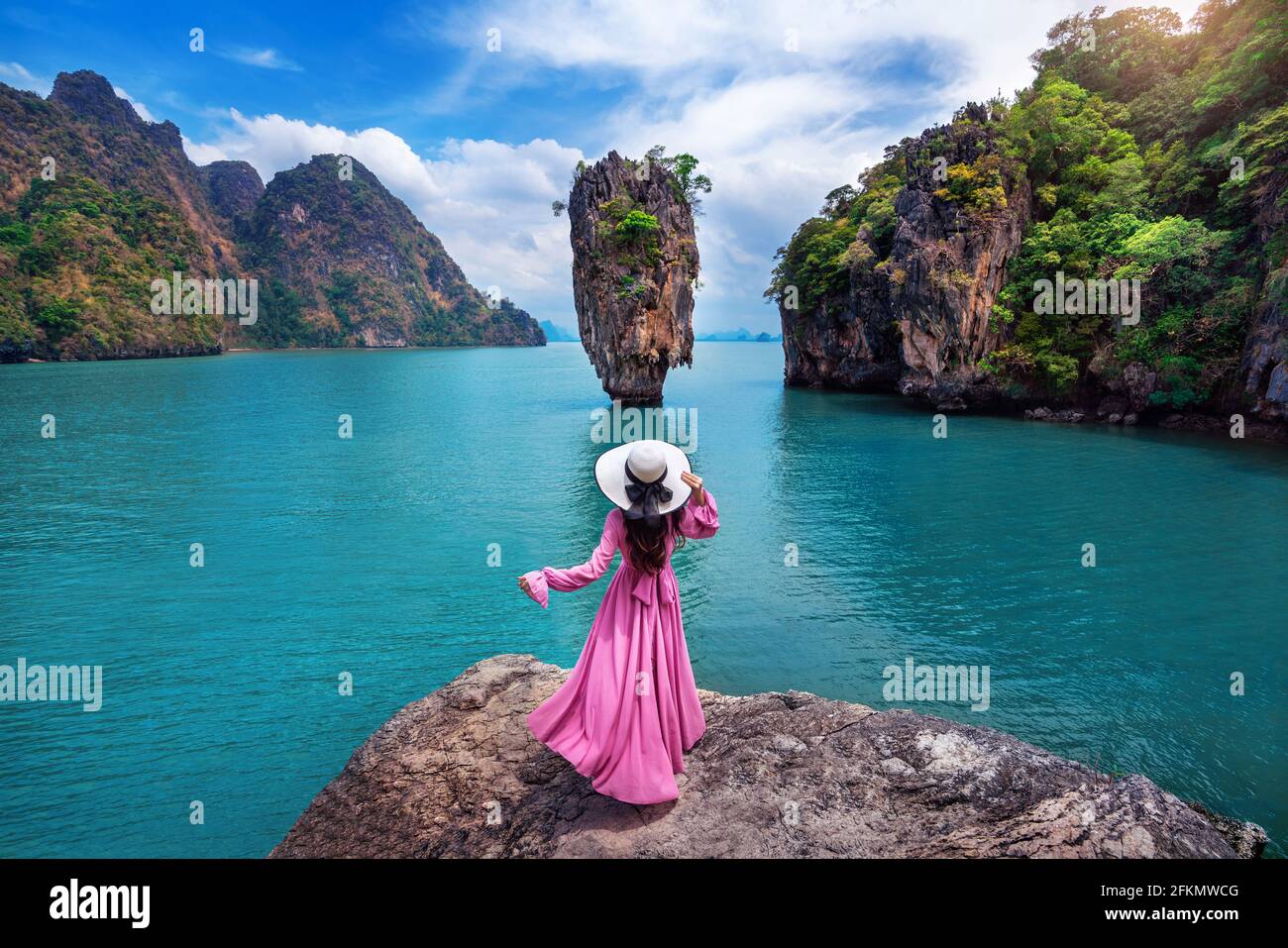Schönes Mädchen, das auf dem Felsen auf der James Bond Insel in Phang nga, Thailand, steht. Stockfoto