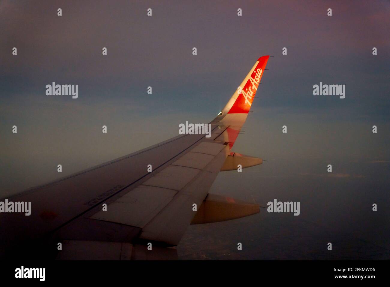 Blick aus dem Flugzeugfenster von Air Asia am frühen Abend. Stockfoto