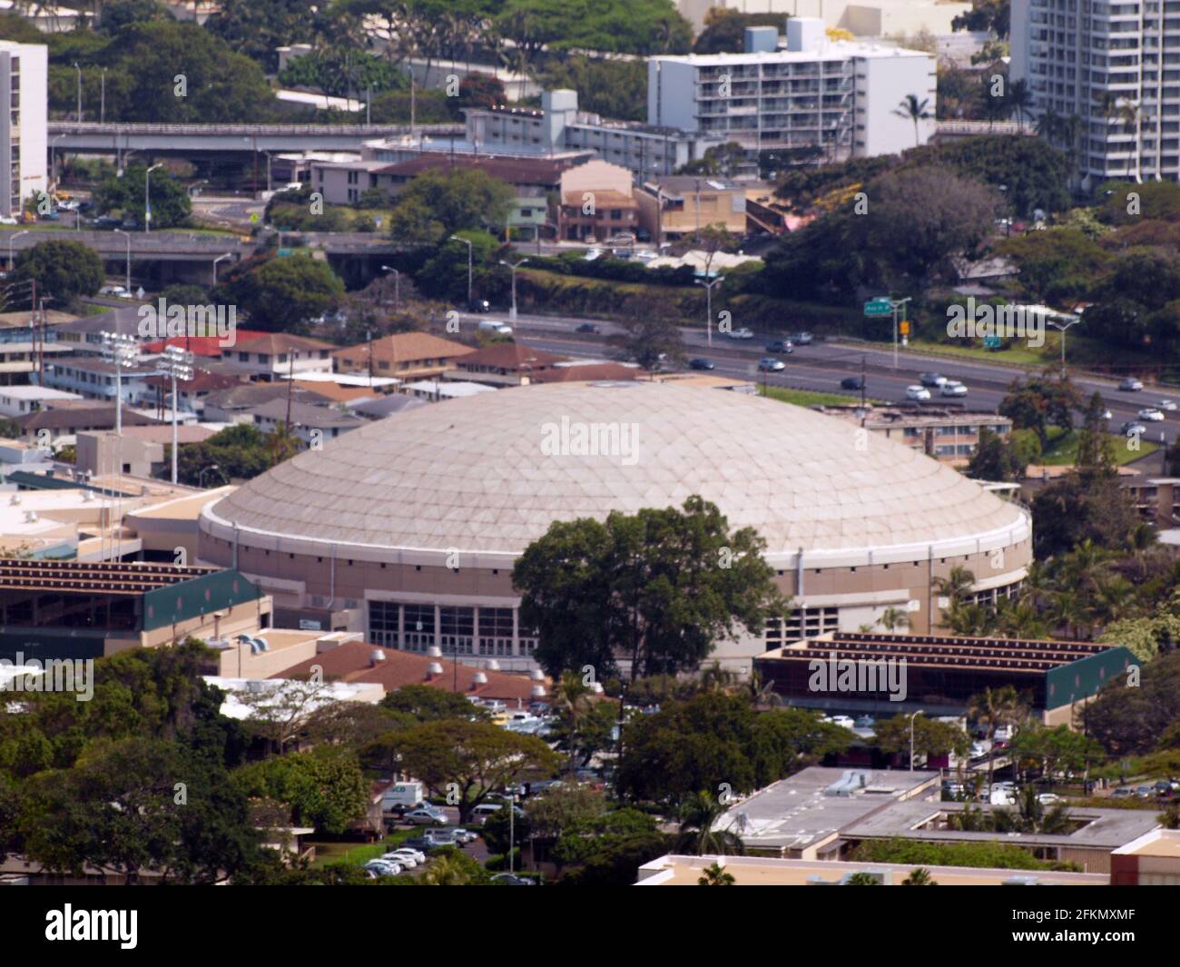 Die berühmte Sportarena Stan Sheriff Center, Highway, UH College Area von Honolulu auf Oahu im Bundesstaat Hawaii. Stockfoto