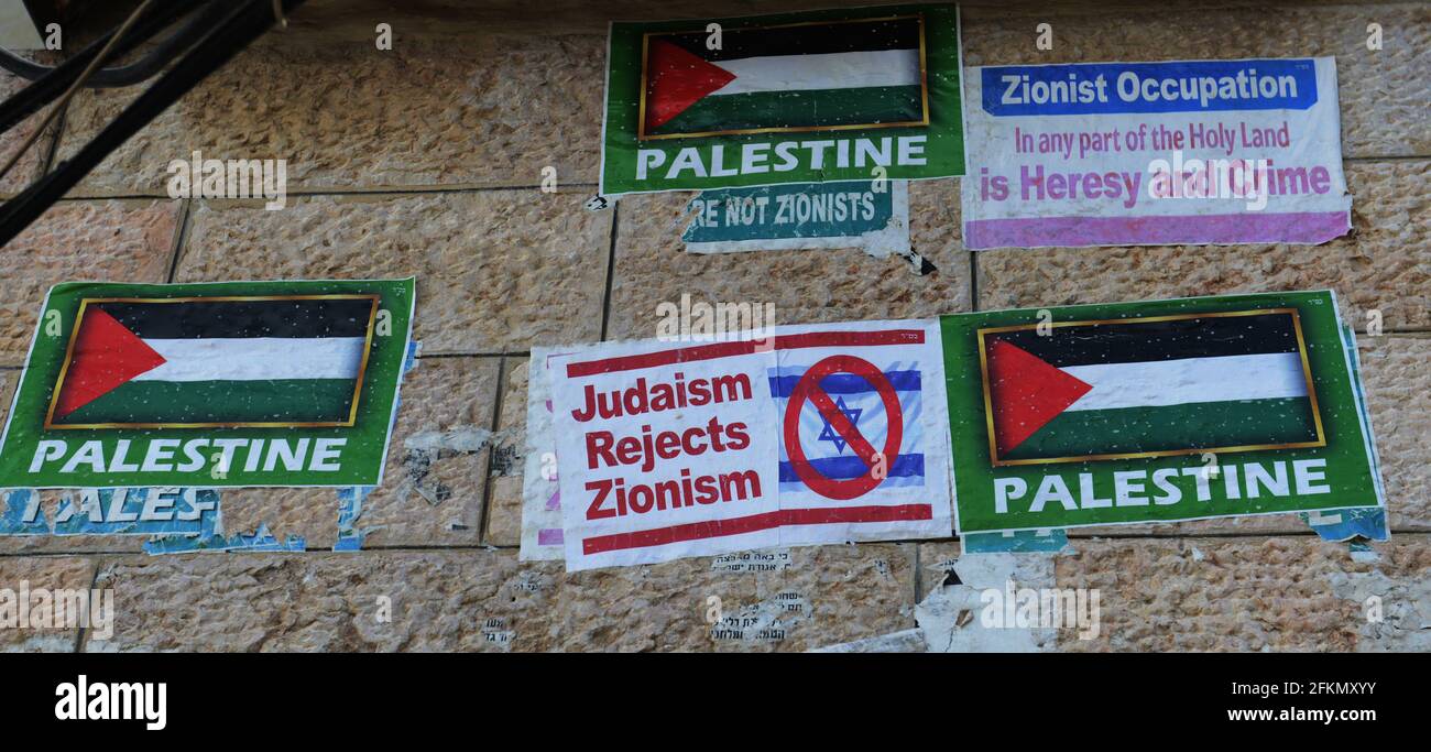 Antizionistische ( israelische ) Slogans und Aufkleber schmücken die ultra-orthodoxe Sektion von Toldos Aharon im Mea She'arim Viertel in Jerusalem, Israel. Stockfoto