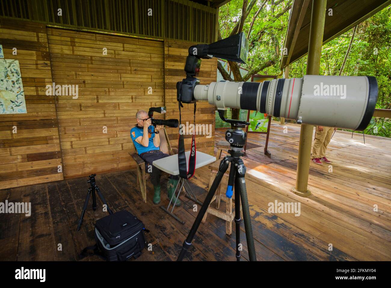 Ein Naturfotograf mit Teleobjektiv fotografiert Kolibris im Rainforest Discovery Center, Soberania National Park, Panama. Stockfoto
