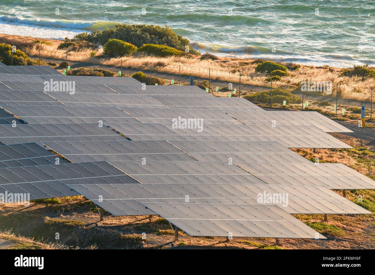 Sonnenkollektoren entlang der Küste bei Sonnenuntergang im Süden installiert Australien Stockfoto