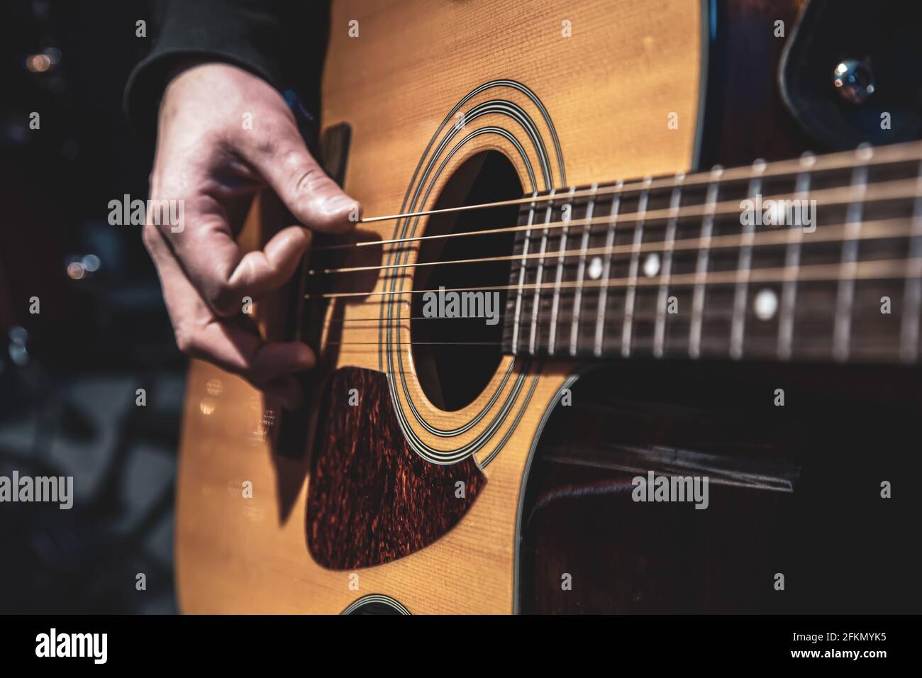 Klassische Akustikgitarre in den Händen eines Musikers. Stockfoto