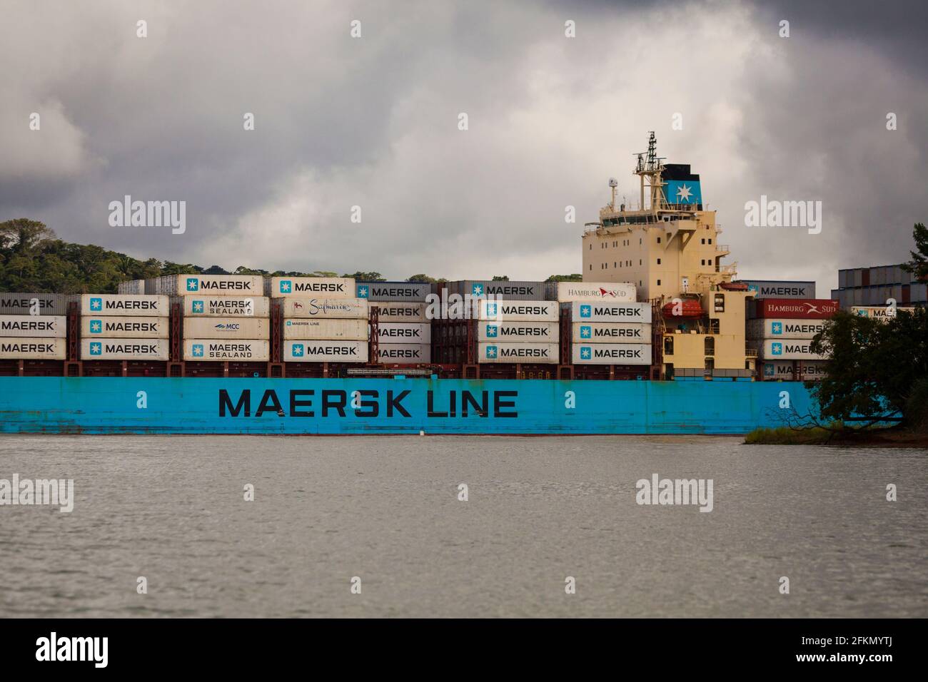 Ein Containerschiff von Maersk Line fährt durch den Panamakanal in Richtung Karibik, Republik Panama, Mittelamerika. Stockfoto
