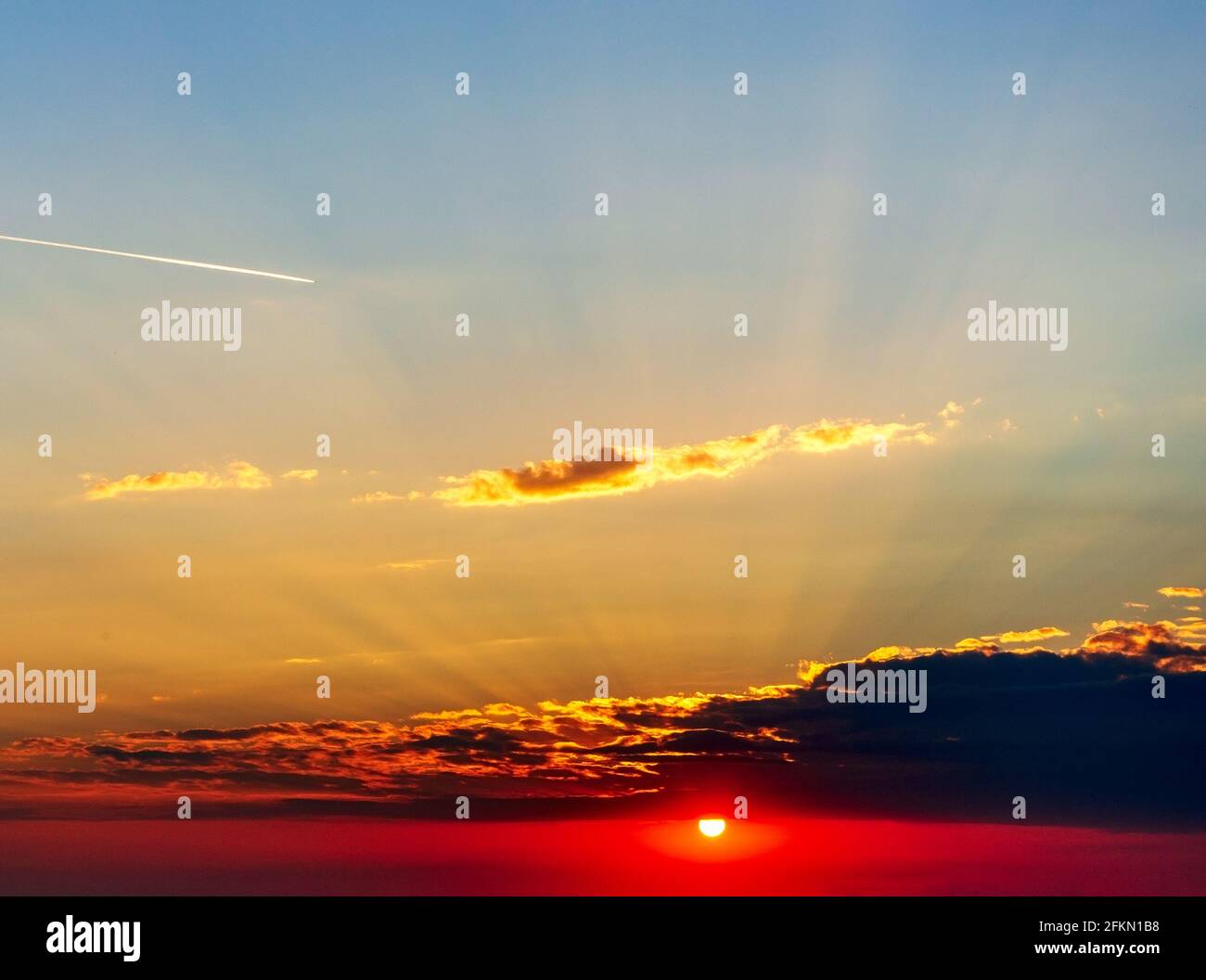 Schöne bunte Sonnenuntergang Himmel Hintergrund mit dem Licht der Sonne hinter. Stockfoto