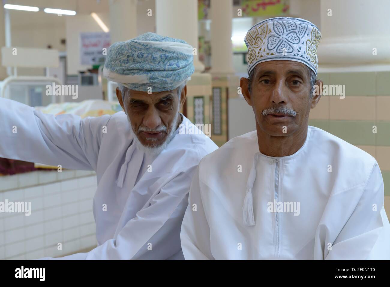 Zwei ältere Männer mit traditionellem Kopfschmuck: Massar (links) und kuma (rechts) im Nizwa-Souq. Region Ad Dakhiliyah, Oman Stockfoto