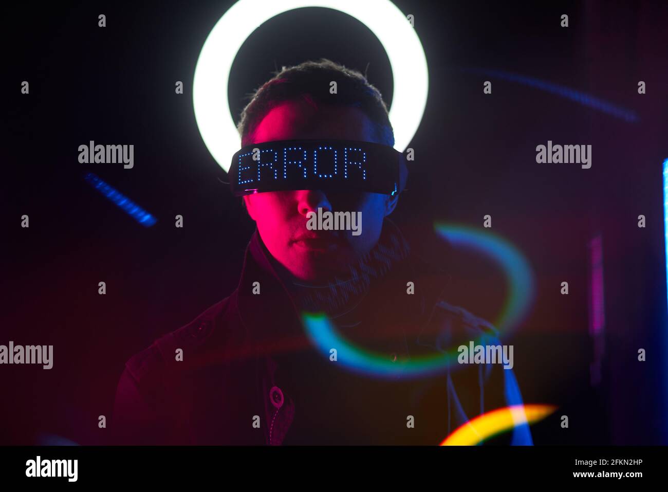 Cyberpunk-Porträt des Mannes in futuristischem Kostüm. Konzept von Augmented und Virtual Reality, Spiel, Zukunftstechnologie. Stockfoto
