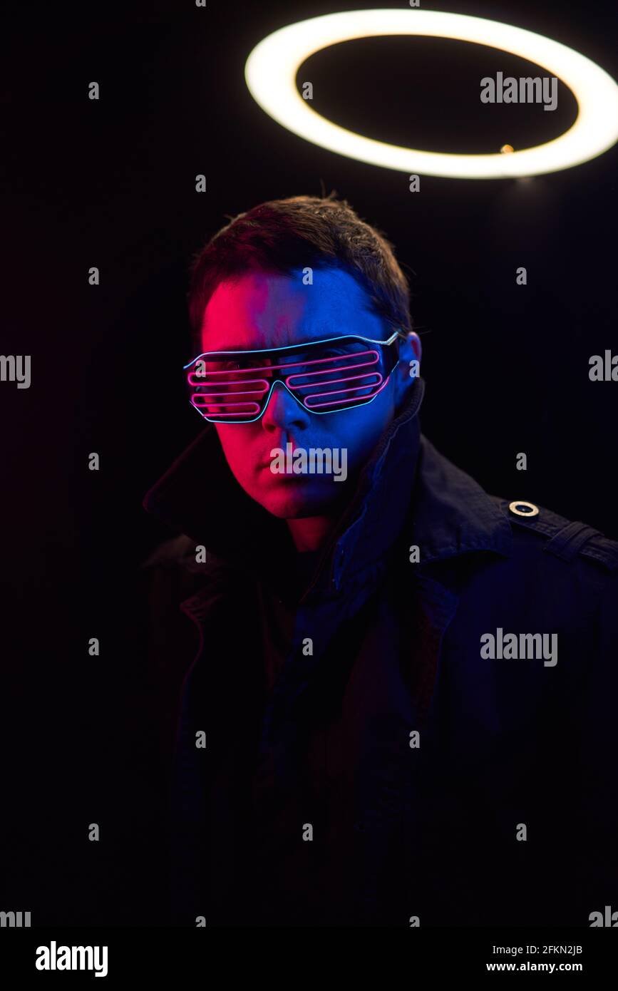 Cyberpunk-Porträt des Mannes in futuristischem Kostüm. Konzept von Augmented und Virtual Reality, Spiel, Zukunftstechnologie. Stockfoto