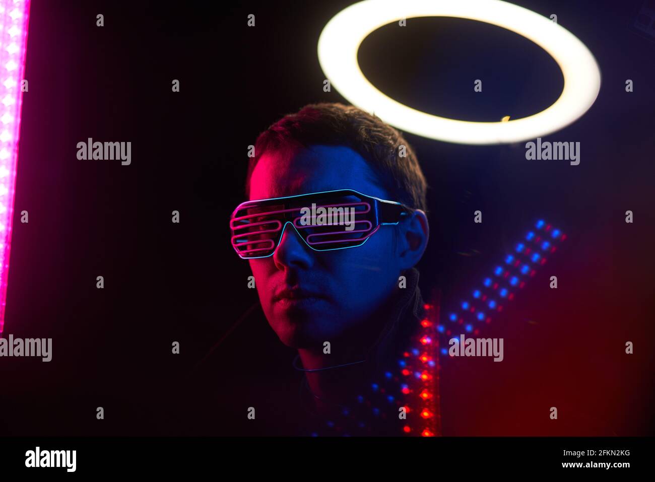 Cyberpunk-Porträt des Mannes in futuristischem Kostüm. Konzept von Augmented und Virtual Reality, Spiel, Zukunftstechnologie. Stockfoto