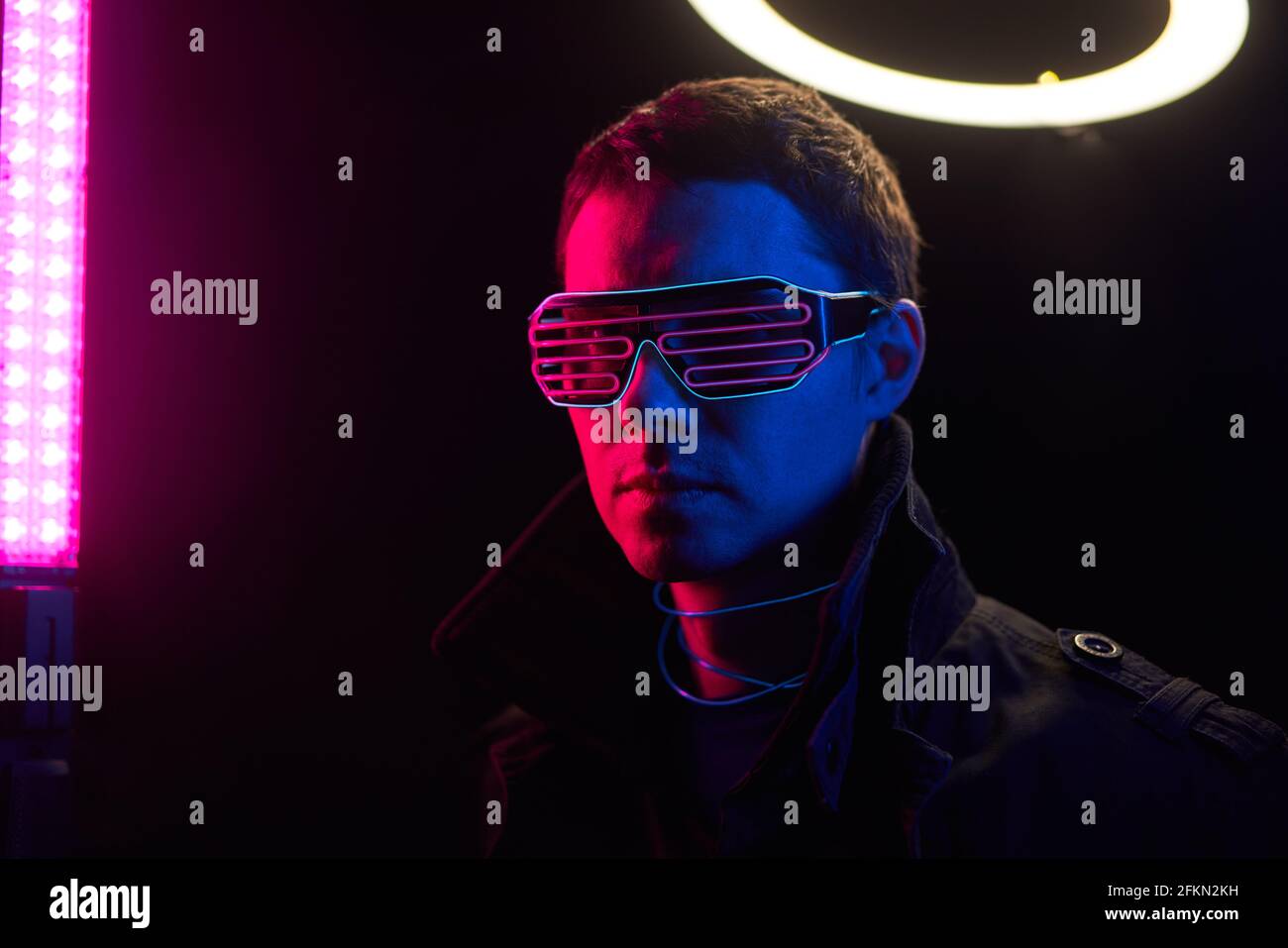 Cyberpunk-Porträt des Mannes in futuristischem Kostüm. Konzept von Augmented und Virtual Reality, Spiel, Zukunftstechnologie. Stockfoto