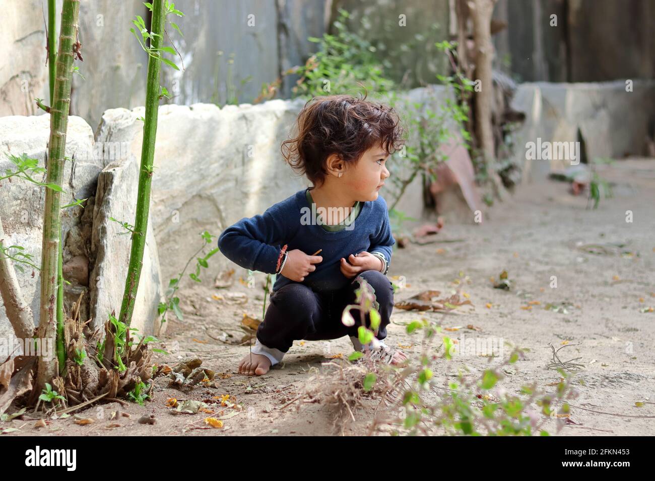 Nahaufnahme eines asiatischen kleinen Jungen Kind spielt im Sand im Hof.Konzept zur Kindheit, schöne indische Kind spielen, Kindheit Erinnerungen.Bea Stockfoto