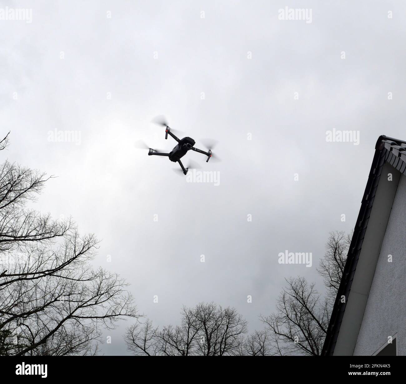 Berlin, Deutschland. April 2021. Ein symbolisches Bild zum Thema Drohnen,  Drohnenflug in oder über einem Wohngebiet. Quelle: XAMAX/dpa/Alamy Live  News Stockfotografie - Alamy