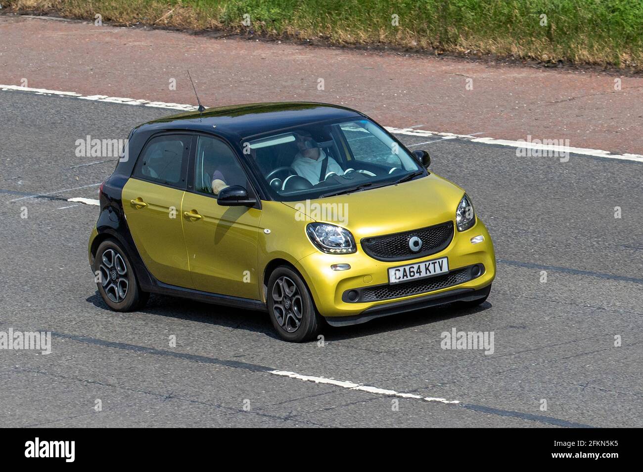 2015 (64 Plate) Smart für Premium 999 cc Hatchback; Fahrzeugverkehr, bewegliche Fahrzeuge, Autos, Fahrzeug, das auf britischen Straßen fährt, Motoren, Fahren auf der Autobahn M6, britisches Straßennetz. Stockfoto