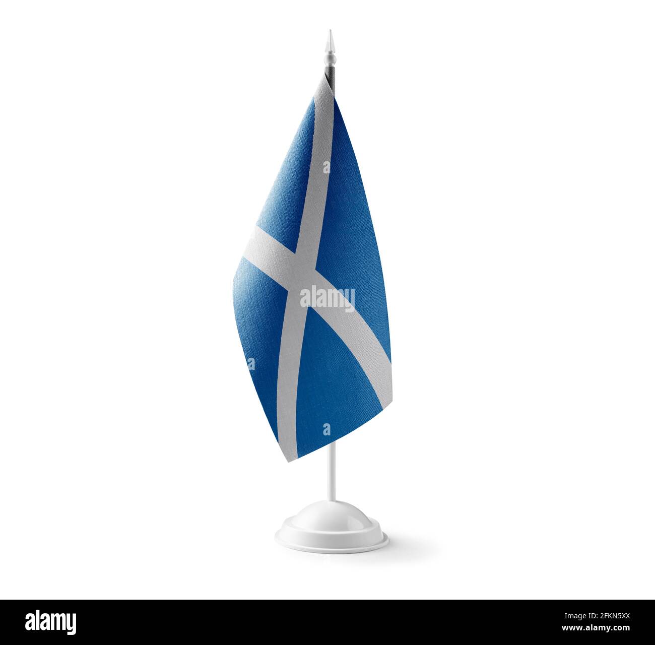Kleine Nationalflagge Schottlands auf weißem Hintergrund Stockfoto