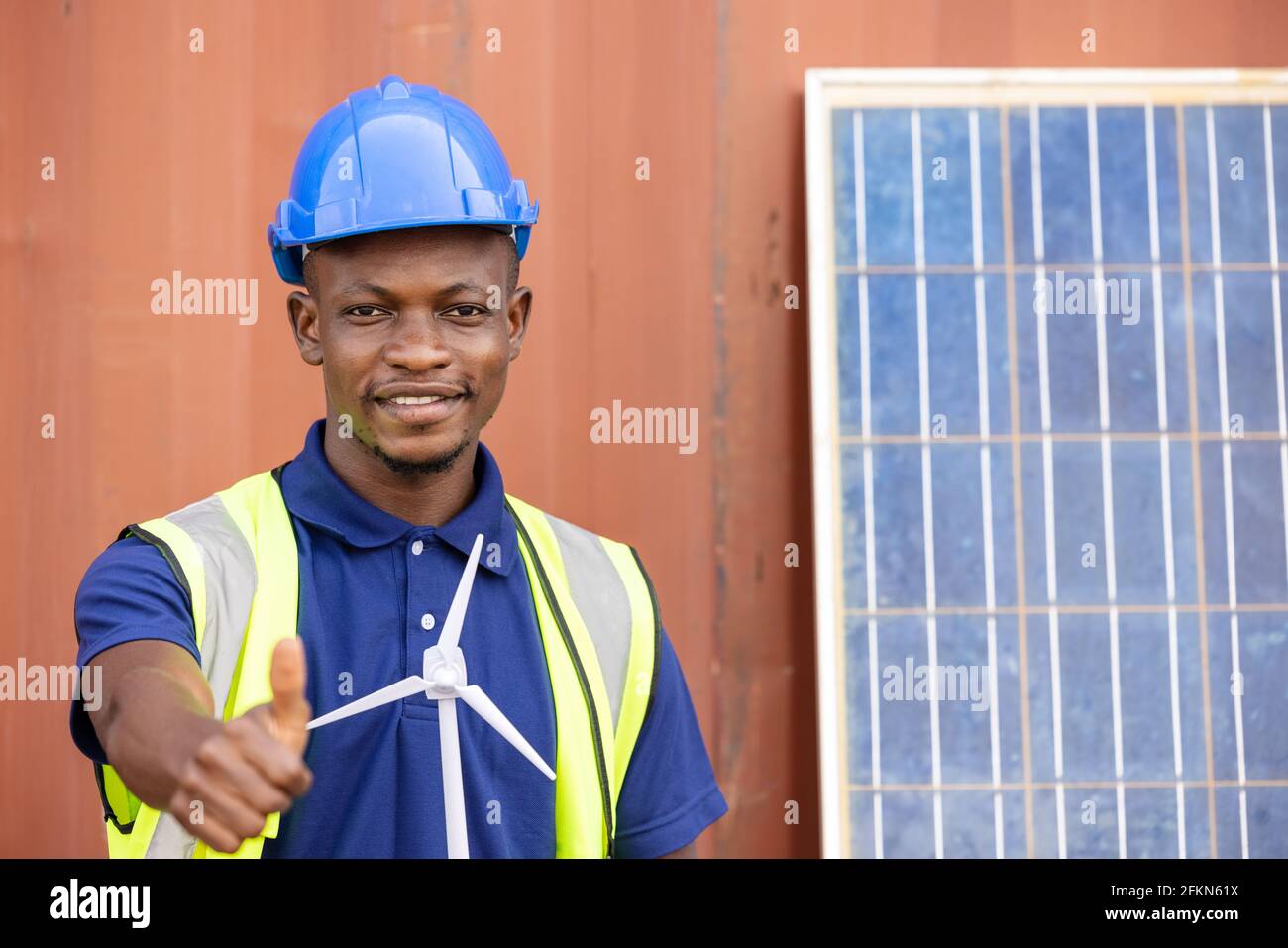 African American Industrial, Factory and Energy Engineer Specialist. Portrait Black man Engineering hält Windmühle Modell Container und Solarzelle auf Stockfoto
