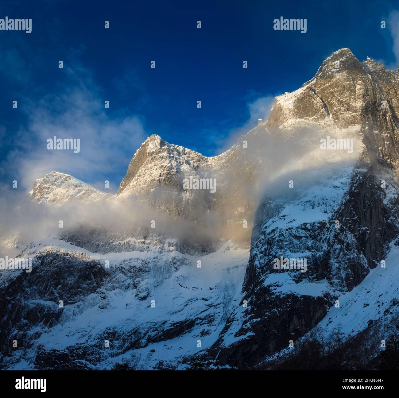 Frühmorgens goldene Stunde Sonnenlicht auf verschneiten Bergen im Romsdalen Tal, Rauma kommune, Møre Og Romsdal, Norwegen, Skandinavien. Stockfoto