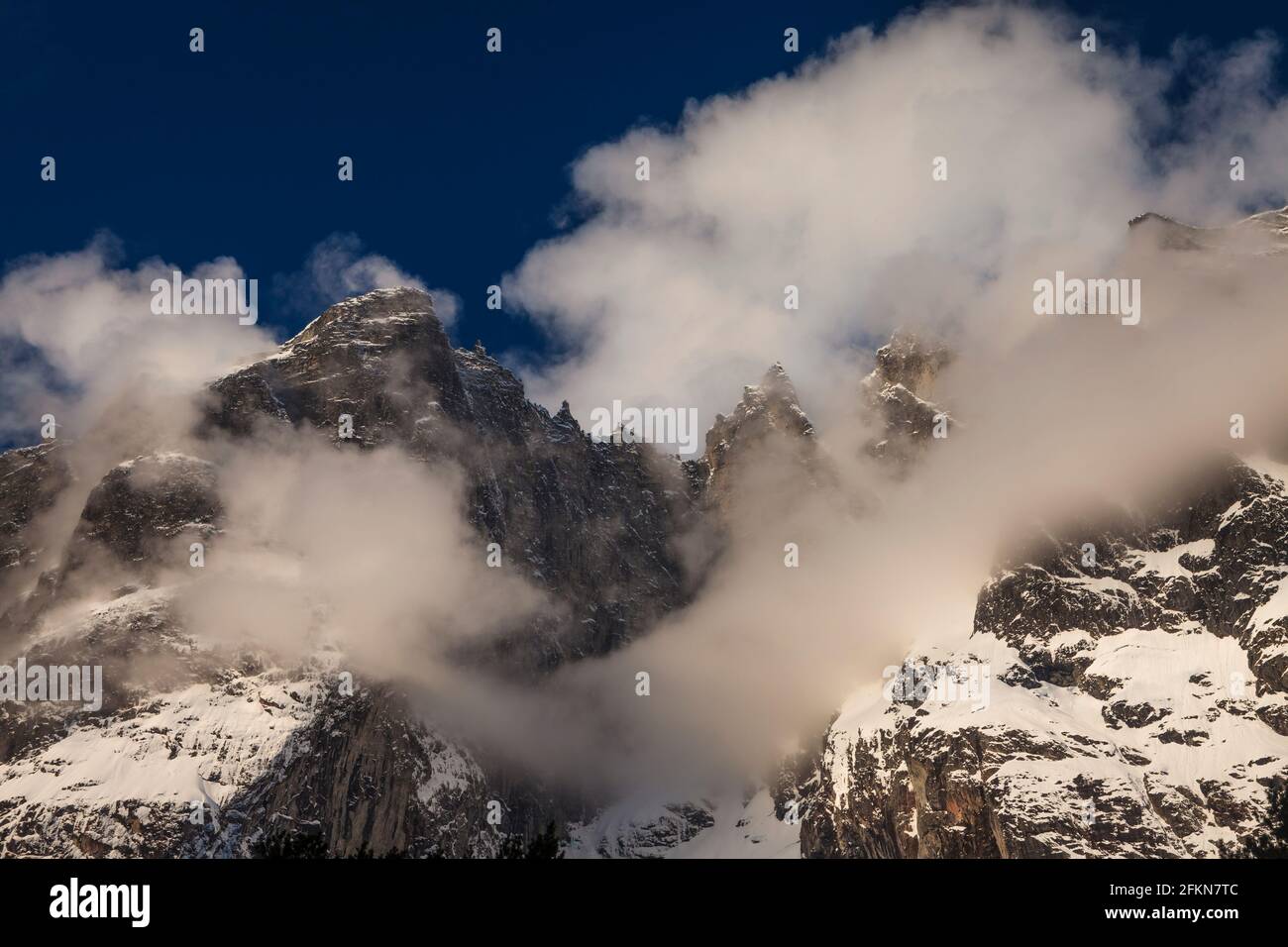 Nebel um Trollveggen oder die Trollmauer und die Gipfel Trolltinden im Tal der Romsdalen, Rauma kommune, Møre Og Romsdal, Norwegen. Stockfoto