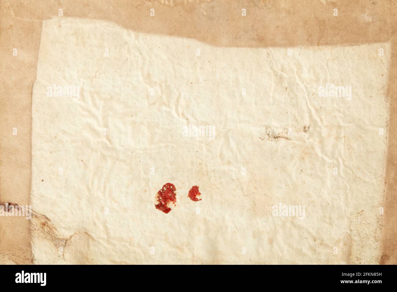 Altes, zerknittert Papier mit rotem Siegelwachs Zeichen Textur Hintergrund Stockfoto