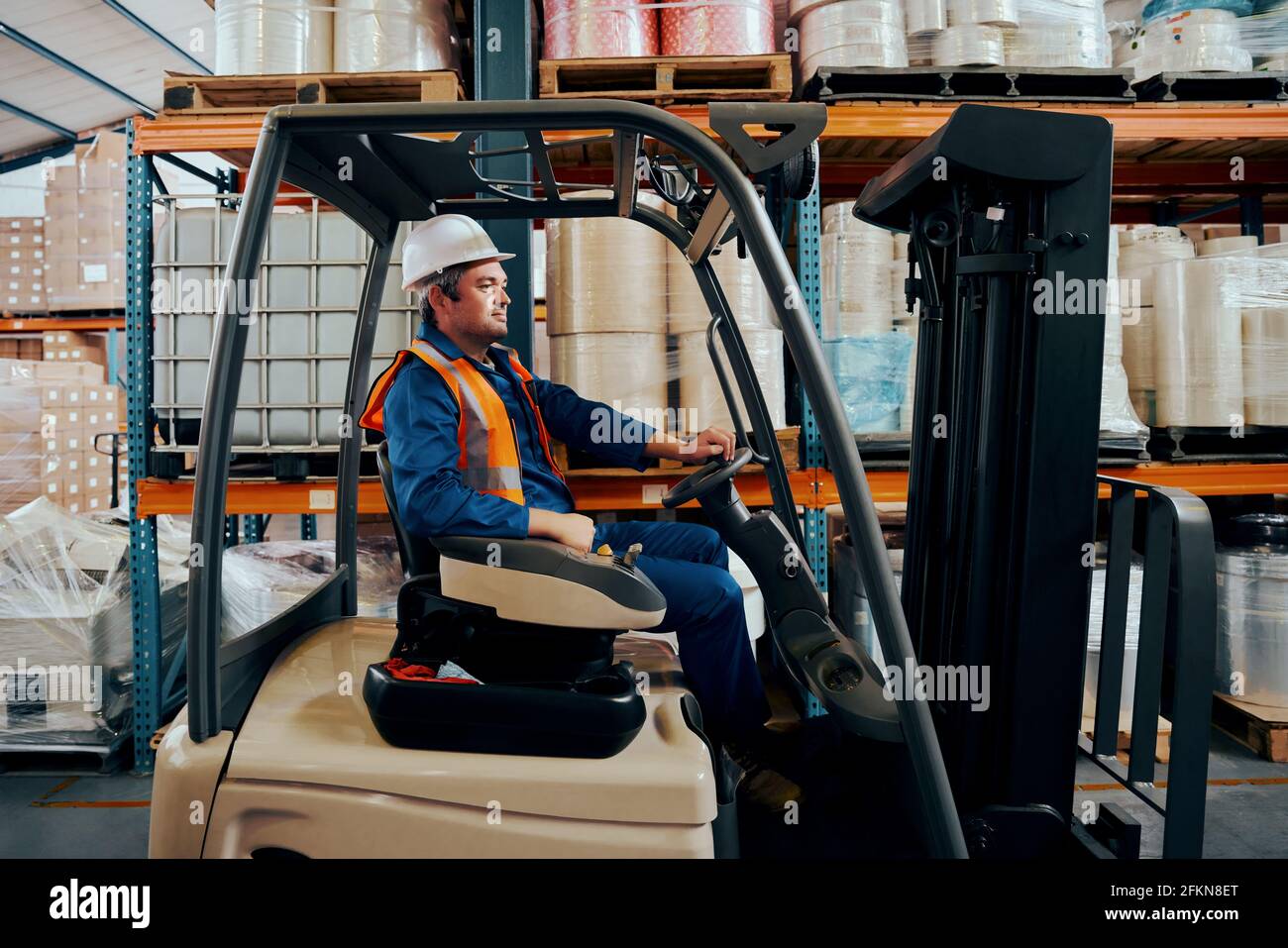 Industriefahrer, der Kisten mit Gabelstapler in der Fertigungsindustrie anfertigt Stockfoto