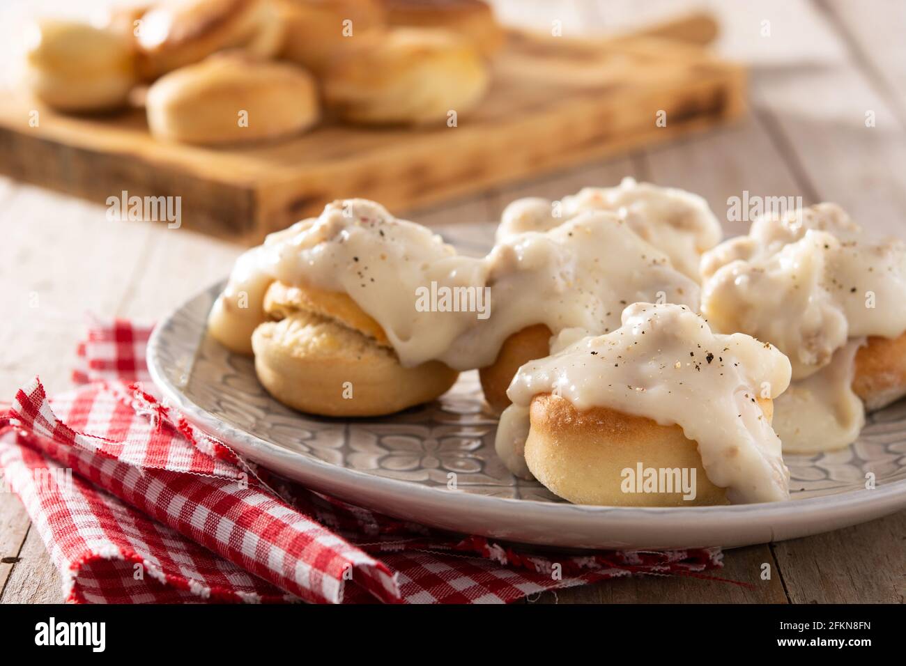 Traditionelle amerikanische Kekse und Soße zum Frühstück auf einem Holztisch Stockfoto