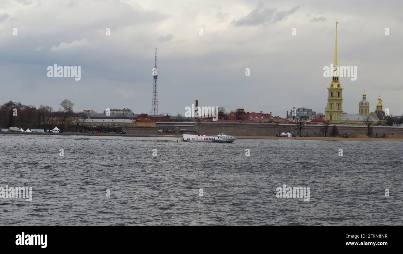 Flusskarneval, Eisbrecher, Flammenbalken und Schlepperwalzer werden die Gäste zur Eröffnung der touristischen Saison in St. Petersburg, Russland, begrüßt Stockfoto