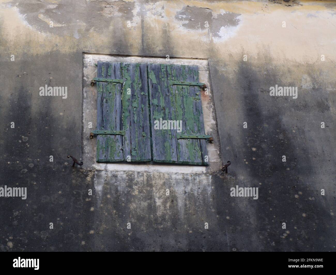 Türen und Fensterläden in Karousades, Korfu, Griechenland Stockfoto