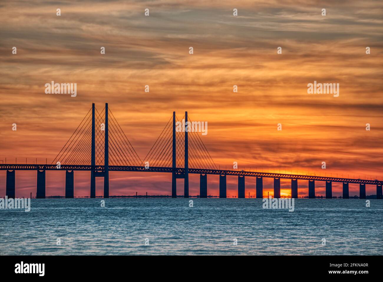 Oresundsbron (Oresundbrücke) Sunset veranschaulicht die politische oder kulturelle Einheit zwischen den Skandinavische Länder Schweden und Dänemark Stockfoto