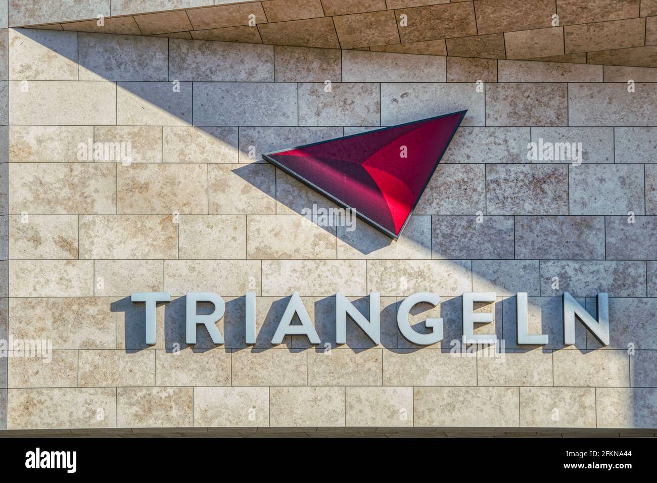 Triangeln Einkaufszentrum dreieckiges Symbol von einem dreieckigen Schatten auf der beliebten schwedischen Einkaufszentrum Fassade gekreuzt. Das Schild liegt auf einer grungigen Kachel Stockfoto Triangeln Einkaufszentrum dreieckiges Symbol von einem dreieckigen Schatten auf der beliebten schwedischen Einkaufszentrum Fassade gekreuzt. Das Schild liegt auf einer grungigen Kachel Stockfoto