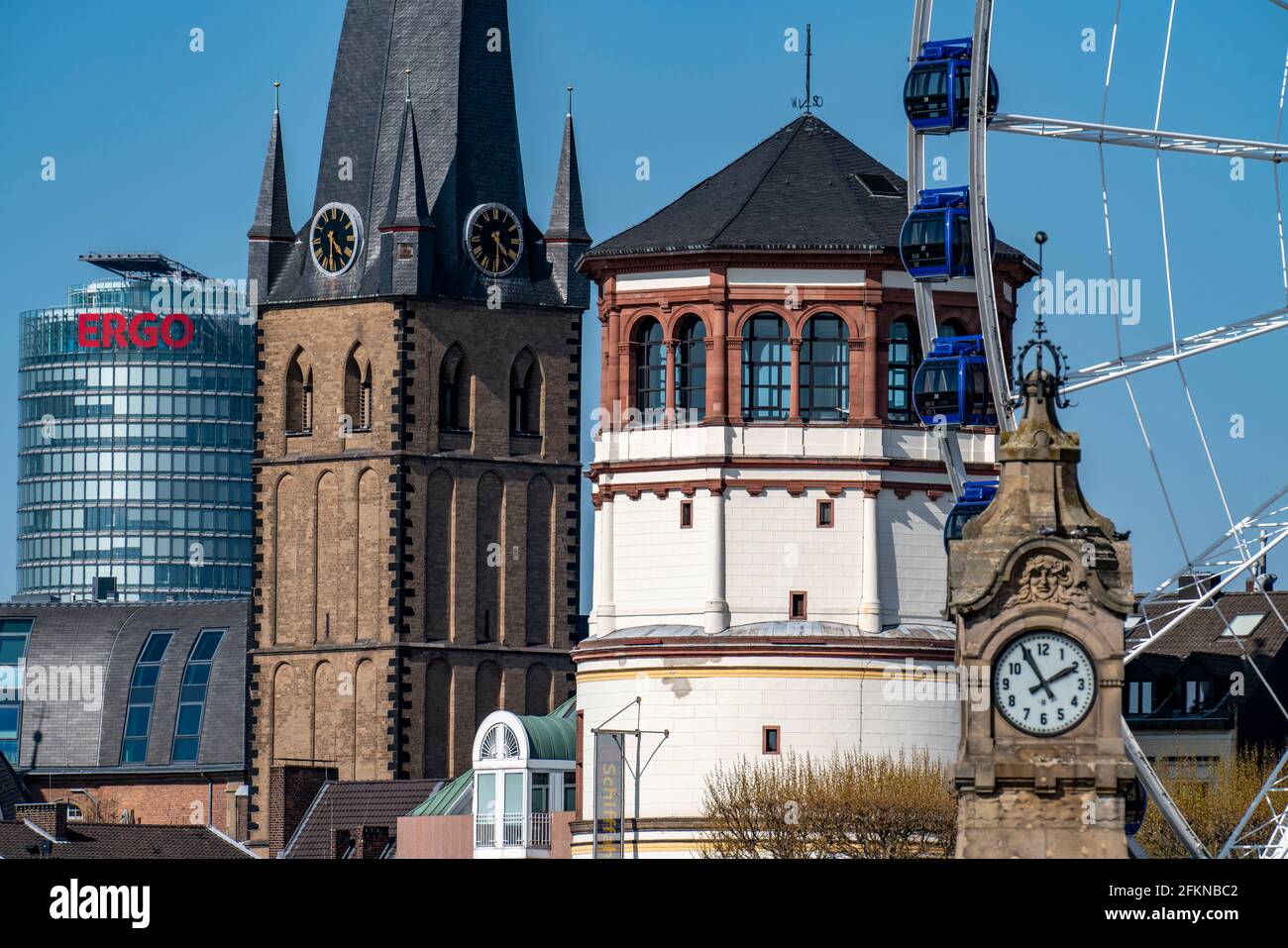 Rheinuferpromenade in Düsseldorf, Riesenrad, alter Burgturm, St. Lambertus Basilika, Altstadt, Spring, Victoria Tower, ERGO Insurance Hochhaus Stockfoto