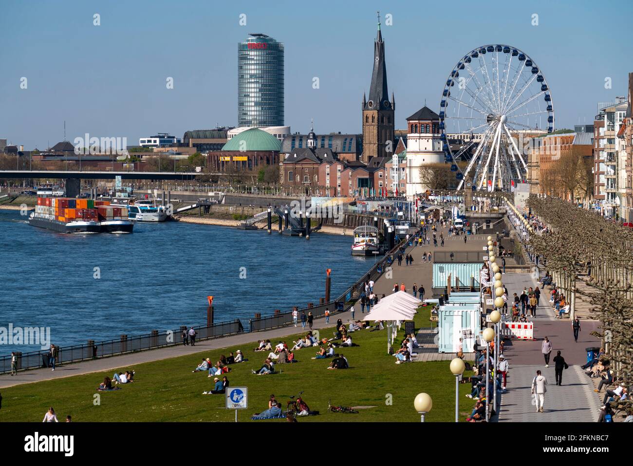 Rheinuferpromenade in Düsseldorf, Riesenrad, alter Burgturm, St. Lambertus Basilika, Altstadt, Spring, Victoria Tower, ERGO Insurance Hochhaus Stockfoto