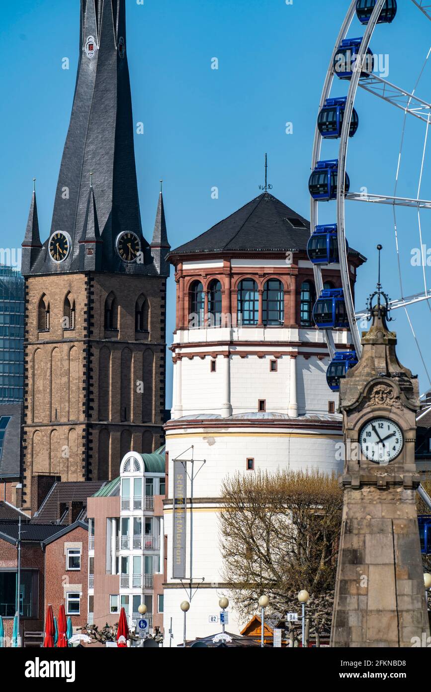 Rheinuferpromenade in Düsseldorf, Riesenrad, alter Burgturm, St. Lambertus Basilika, Altstadt, Frühling, NRW, Deutschland Stockfoto