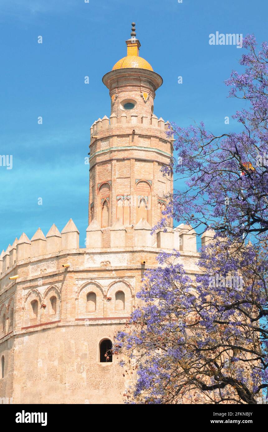 Der Torre del Oro, in Spanischer Sprache: Torre del Oro, ist eine militärische Kontrolle Turm, bestehend aus zwölf Seiten, die am Ufer des Sevilla, Spanien steht Stockfoto