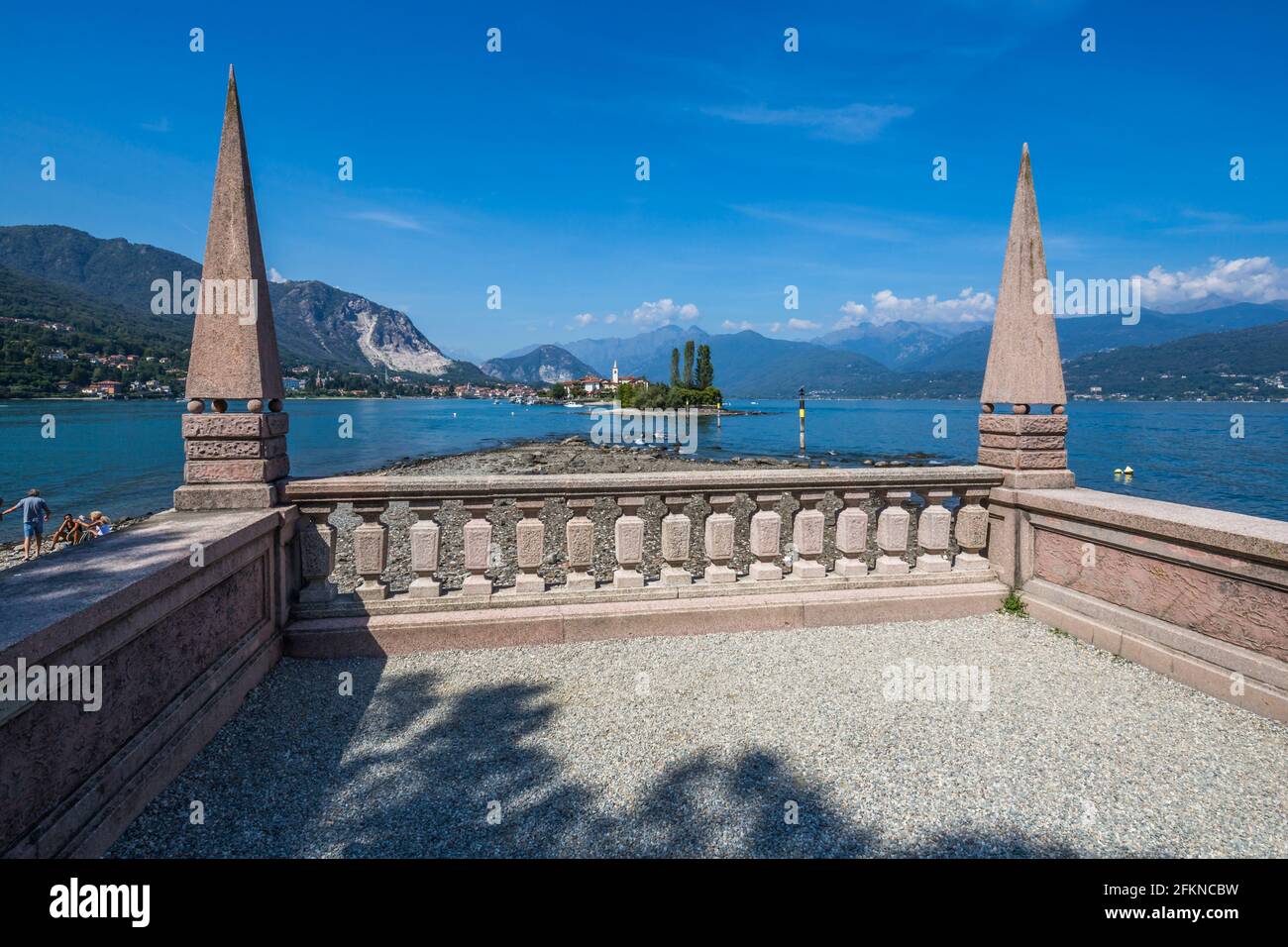 Blick auf die Isola dei Pescatori und den Lago Maggiore von der Isola Bella, den Borromäischen Inseln, dem Lago Maggiore, dem Piemont, Italien, Europa Stockfoto