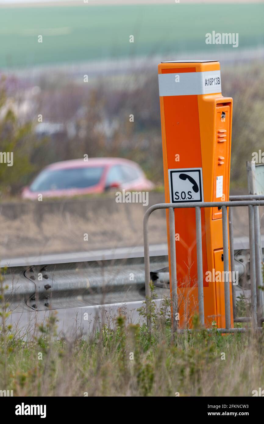 Calais, Frankreich - 03. Mai 2021 : Notrufterminal auf einer französischen Autobahn Stockfoto