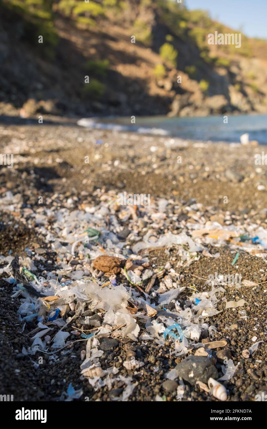 Kleine Kunststoffteile und Mikroplastik am Sandstrand Stockfoto