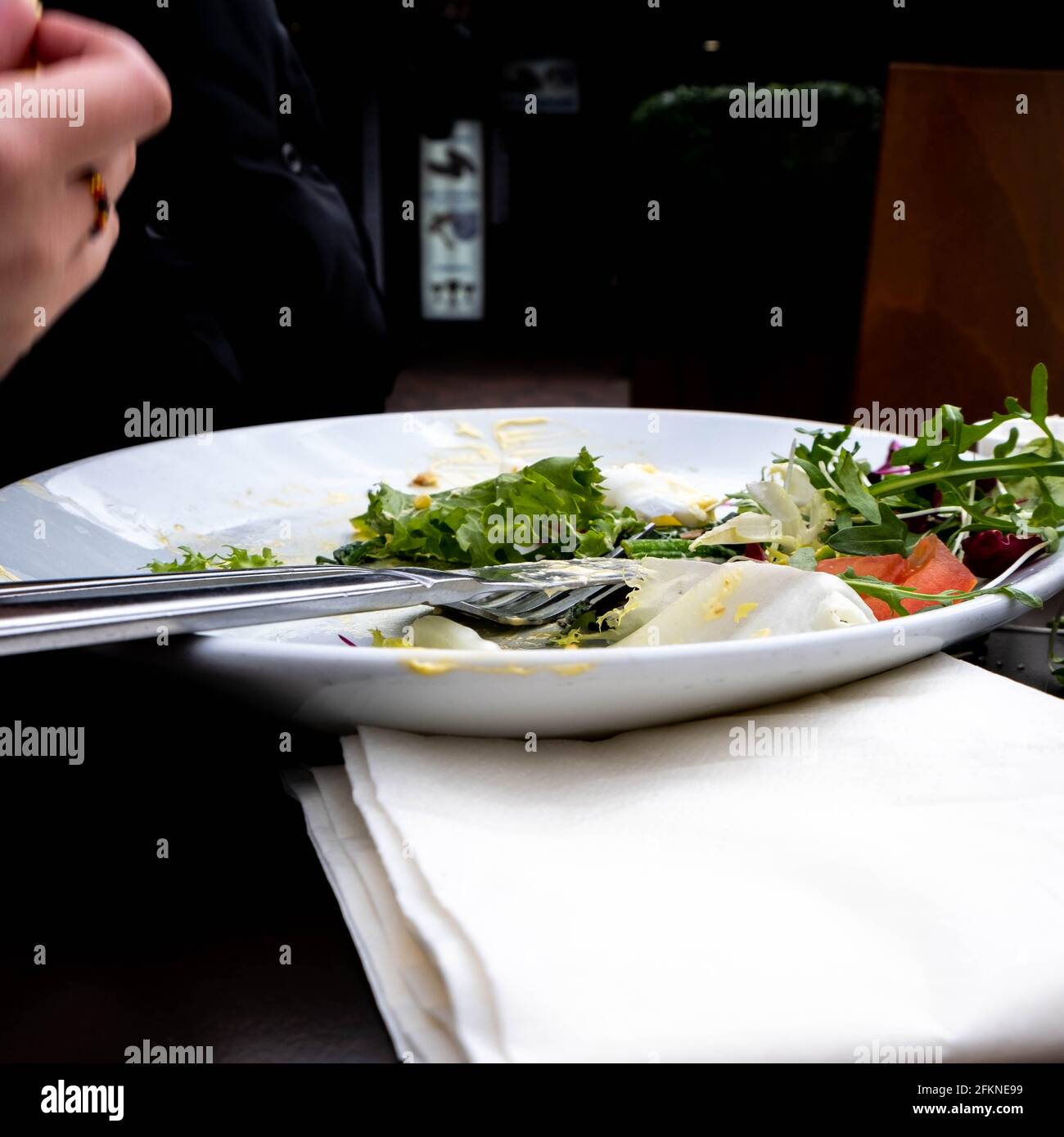 Epsom Surrey London, Mai 02 2021, Teller auf EINER Tischplatte mit Überbleibsel nach EINER Mahlzeit und ohne Menschen Stockfoto