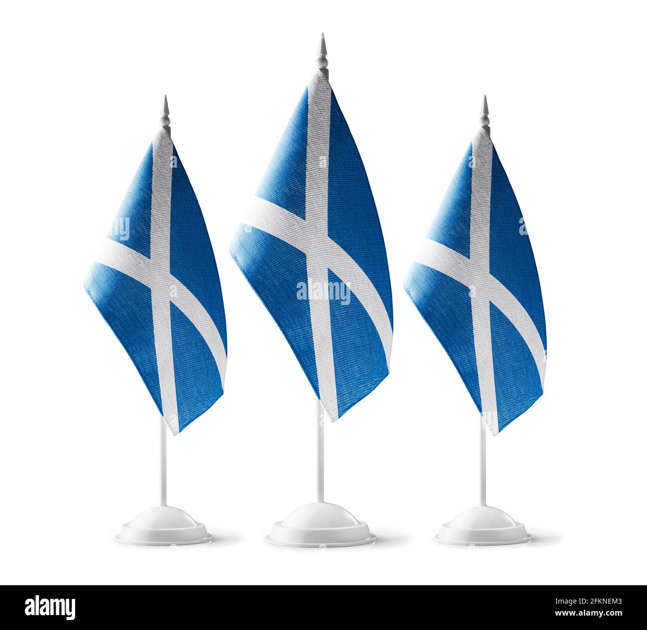 Kleine Nationalflaggen von Schottland auf weißem Hintergrund Stockfoto