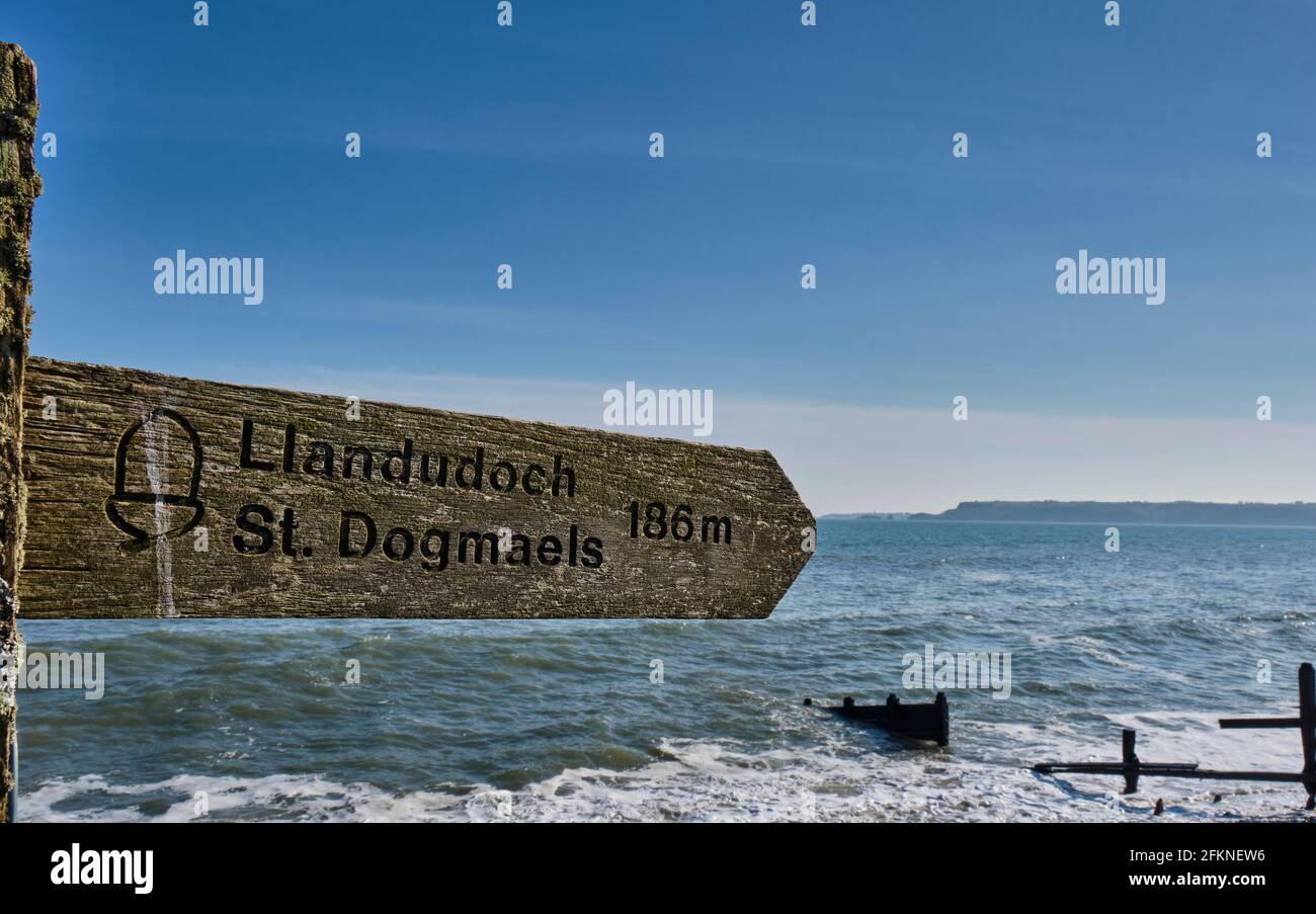 Wegweiser nach St. Dogmaels auf dem Pembrokeshire Coast Path in Amroth, Pembrokeshire Stockfoto