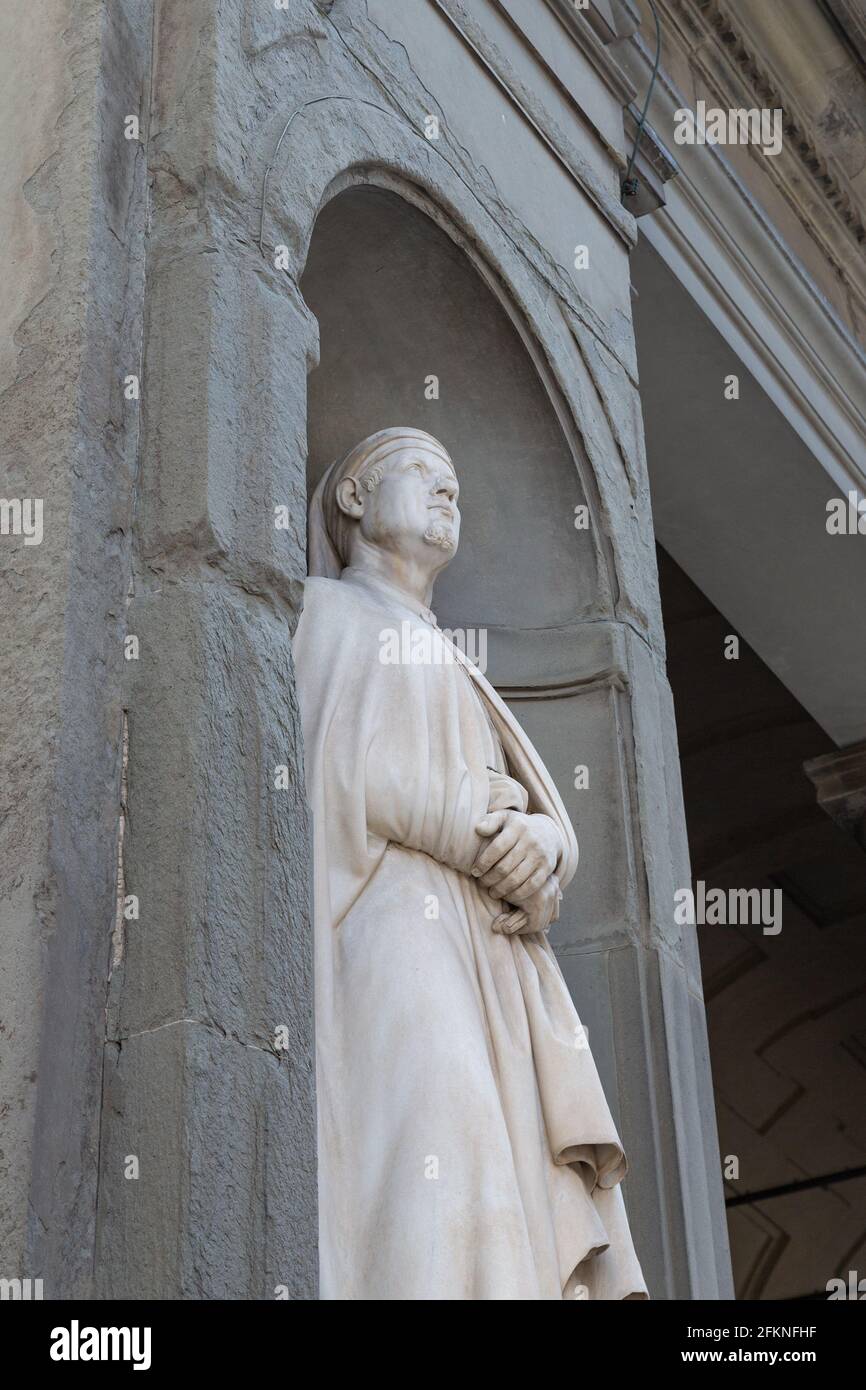 Gebäudefassade mit typischer Statue des heiligen in Italien, Venedig, Florenz Stockfoto